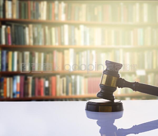 法律与司法概念 灰色背景下的法律鸿沟